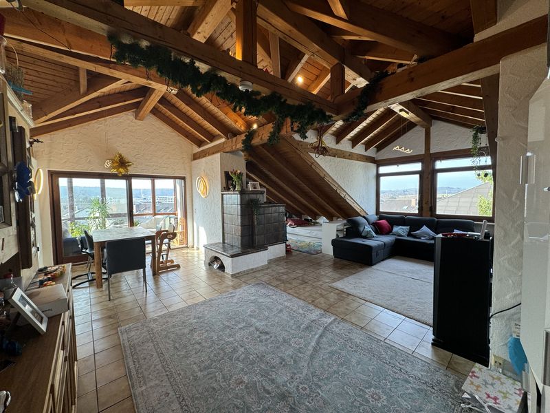 Dachgeschoss-Idyll: Dein neues Zuhause mit XXL-Wintergarten & Kachelofen